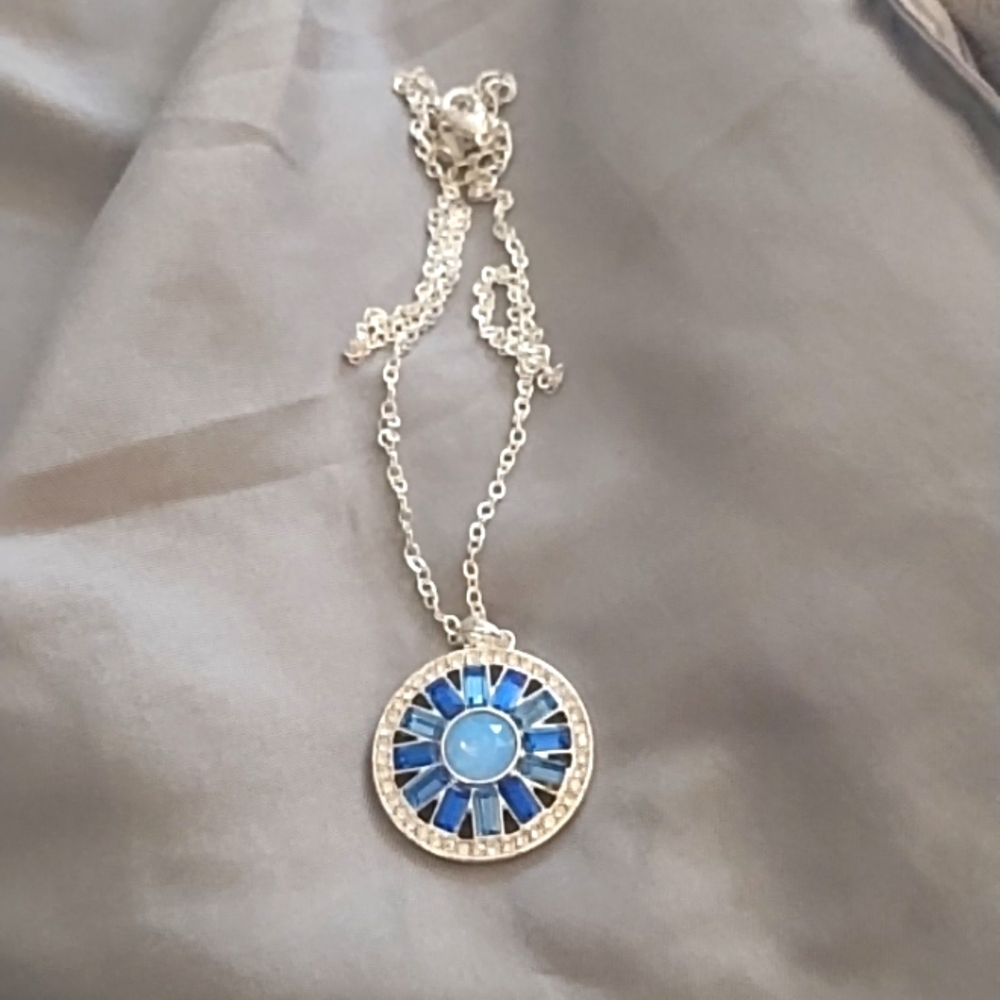 AVON blue pendant necklace